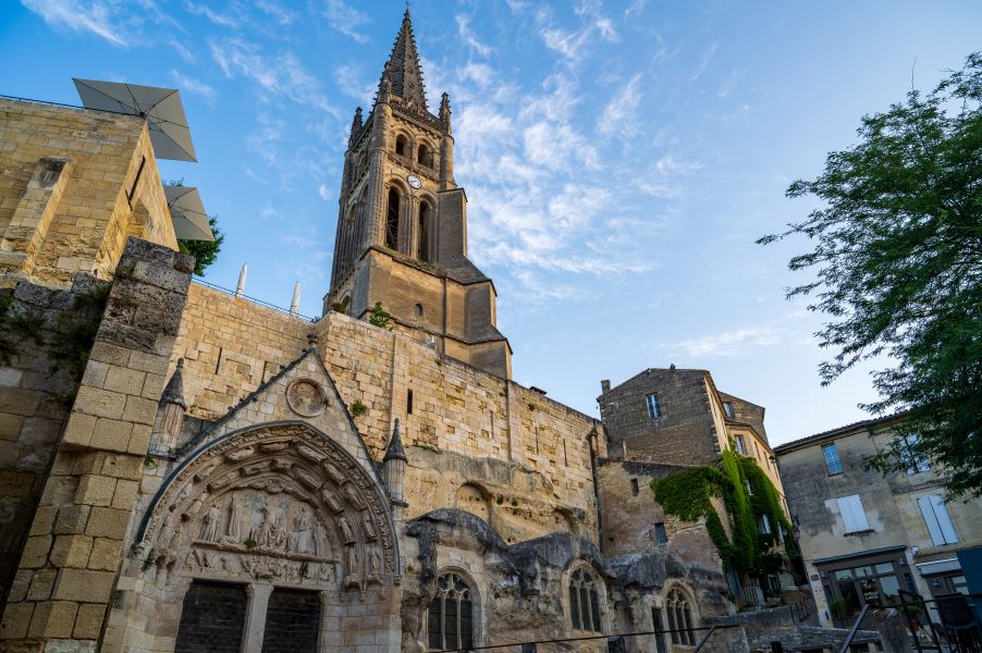 La iglesia monolítica y su campanario