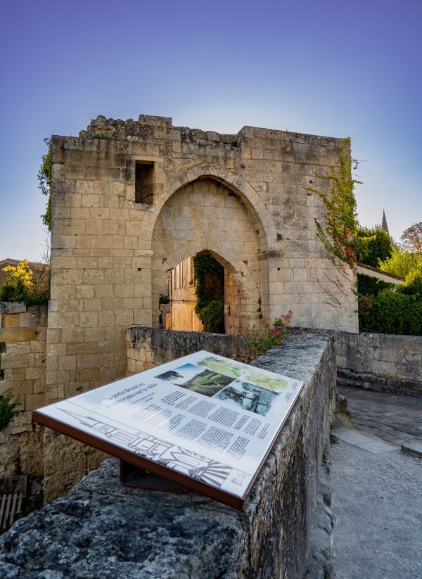 Brunet-Tor und die Ruinen